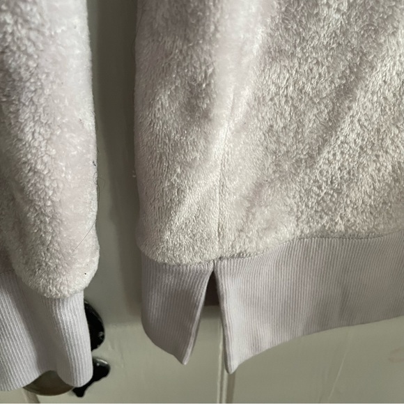 Gaiam Lux Faux Fur Fuzzy Sweatshirt in Dusty Purple Size Small - Picture 4 of 6